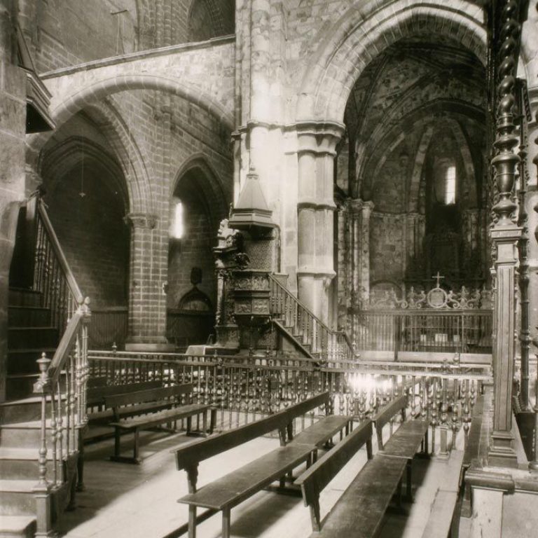 0536-ÁVILA-Catedral-Crucero-desde-nave-lateral-